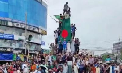 চট্টগ্রামের নিউমার্কেট মোড়ে অবস্থান আন্দোলনকারীদের