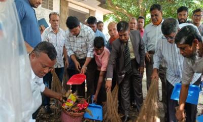 শিক্ষার্থীদের সঙ্গে ক্যাম্পাস পরিষ্কার করলেন চবি উপাচার্য ও উপ-উপাচার্য