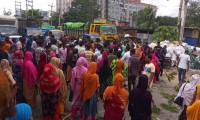 বকেয়া বেতন, কারখানা খোলার দাবিতে শ্রমিকদের বিক্ষোভ