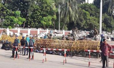 বঙ্গভবনের সামনে থমথমে পরিস্থিতি, সতর্ক আইনশৃঙ্খলা রক্ষাকারী বাহিনী