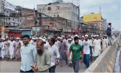 যাত্রাবাড়ীতে ঢাকা-চট্টগ্রাম মহাসড়ক অবরোধ মাদ্রাসা শিক্ষার্থীদের