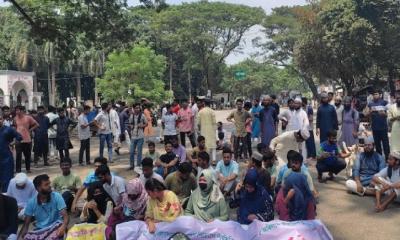 উপাচার্যের দাবিতে খুলনা-কুষ্টিয়া মহাসড়ক অবরোধ