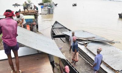 ভাঙছে পদ্মা,  চরের বাসিন্দারা সরিয়ে নিচ্ছেন বাড়িঘর