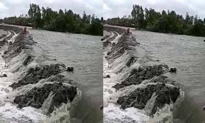 লোকালয়ে ঢুকছে জোয়ারের পানি