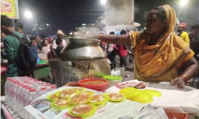 স্ট্রিটফুডে জনপ্রিয় এখন শীতের পিঠাপুলি