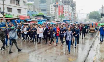 বৃষ্টির মধ্যেই শিক্ষার্থীদের মিছিল-স্লোগান