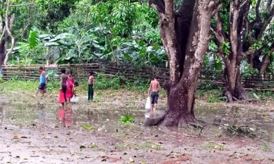 বৃষ্টিতে আম কুড়াতে গিয়ে প্রাণ গেল দুই শিশুর