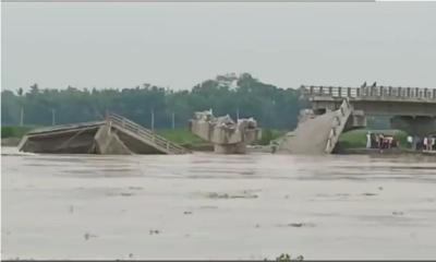 সেতুটি হুড়মুড়িয়ে ভেঙে পড়ল নদীতে