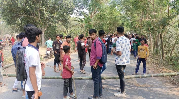 মাহিন্দ্রা বন্ধের দাবিতে শিক্ষার্থীদের সড়ক অবরোধ