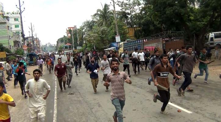 সাতক্ষীরায় শিক্ষার্থীদের সঙ্গে ছাত্রলীগের ধাওয়া-পাল্টা ধাওয়া