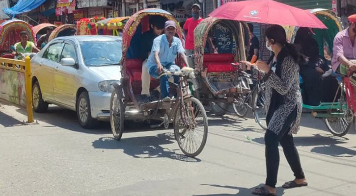 ট্রাফিক নিয়ন্ত্রণে থাকা শিক্ষার্থীদের খাবার দিল বিসিবি