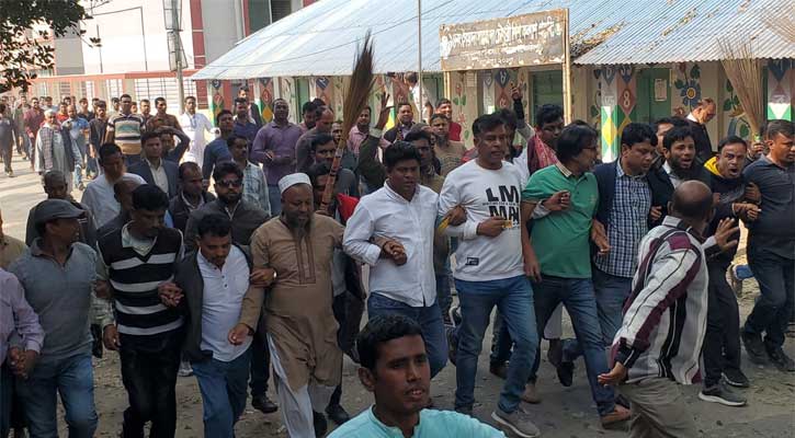 সাংবাদিক ইলিয়াসের বিরুদ্ধে ঝাড়ু মিছিল