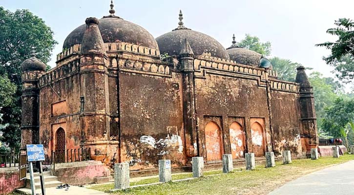 মুঘল ঐতিহ্যের সাক্ষী শরীফপুর শাহী মসজিদ