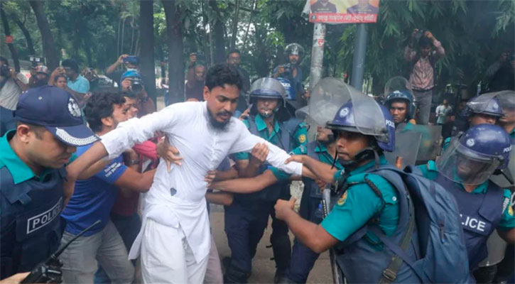 টিএসসিতে পুলিশের সাউন্ড গ্রেনেড বিস্ফোরণ, ডাকসুর সাবেক নেতা আটক