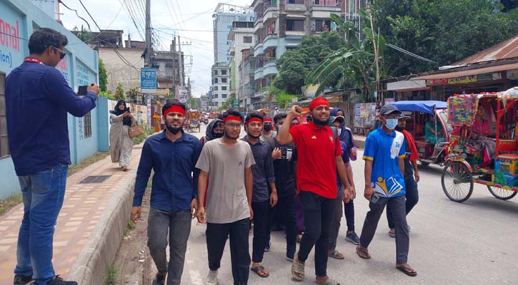 মাথায় লাল কাপড় বেঁধে শিক্ষার্থীদের মিছিল, পুলিশের বাধা