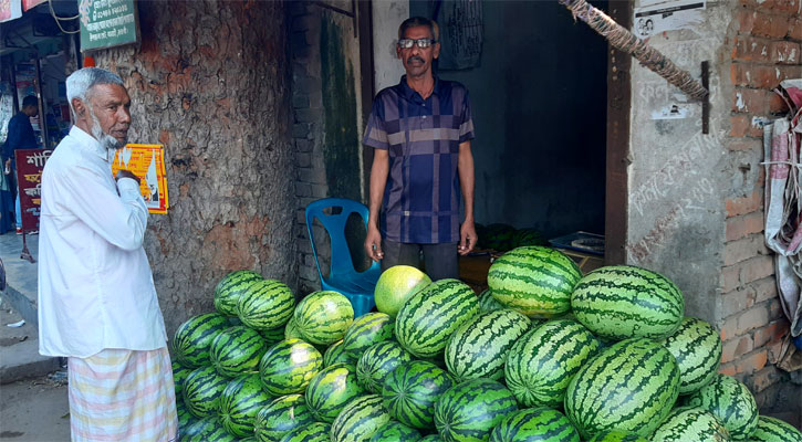 বাজারে পাওয়া যাচ্ছে আগাম জাতের তরমুজ, দাম কেমন