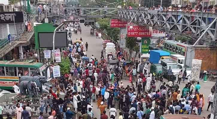 হঠাৎ বিভিন্ন দাবিতে সড়কে পেশাজীবীরা, চরম ভোগান্তি