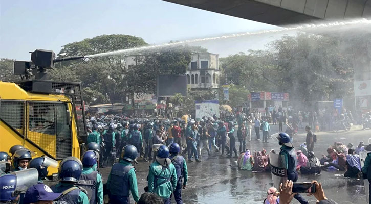 দ্রুত নিয়োগের দাবিতে শাহবাগ অবরোধ, বন্ধ যান চলাচল