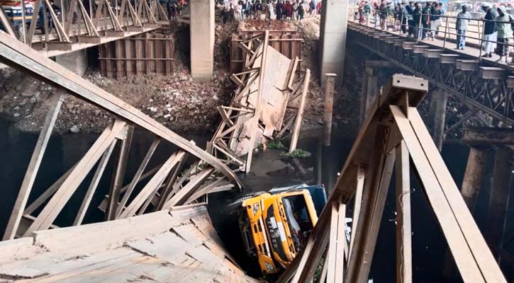 টঙ্গীতে বেইলি ব্রিজ ভেঙে ট্রাক নদীতে