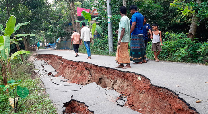 ভারী বৃষ্টিতে ধসে গেছে পাকা সড়ক