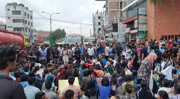 বাড্ডায় শিক্ষার্থীদের সড়ক অবরোধ