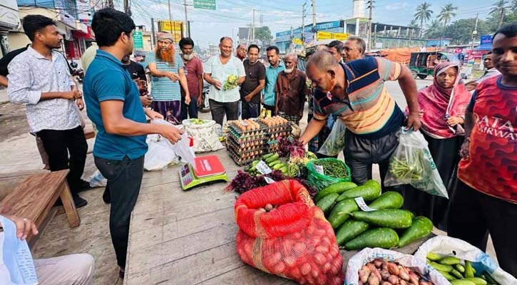 এবার কম দামে সবজি বেচতে ‘জনতা বাজার’ বসালেন শিক্ষার্থীরা