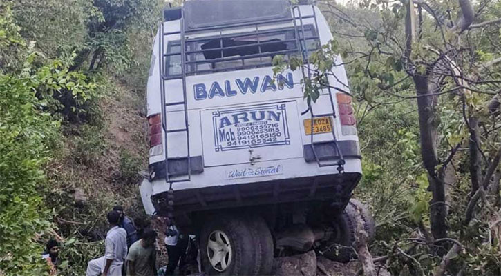 তীর্থযাত্রীদের বাসে জঙ্গি হামলায় নিহত ১০