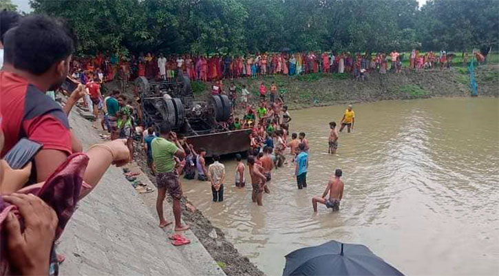 সিমেন্টবোঝাই ট্রাক খাদে পড়ে দুই শ্রমিক নিহত