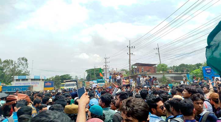 চট্টগ্রামে শিক্ষার্থীদের সড়ক ও রেলপথ অবরোধ