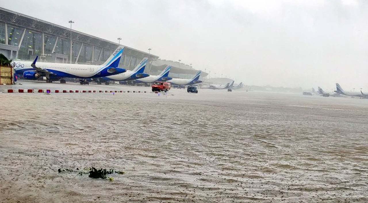 ঘূর্ণিঝড়ের আগে প্রবল বৃষ্টিতে প্লাবিত রানওয়ে