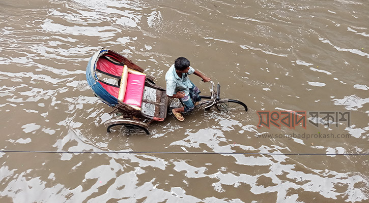 ভারী বৃষ্টিতে রাজধানীতে জলাবদ্ধতা