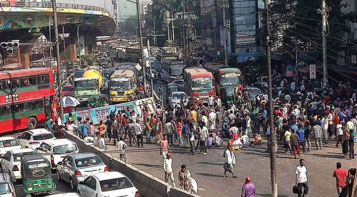 অটোরিকশা চালকদের অবরোধে রাজধানীজুড়ে জনদুর্ভোগ