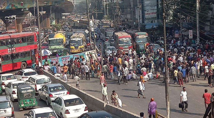 বিভিন্ন সড়ক আটকে বিক্ষোভে ব্যাটারিচালিত রিকশাচালকরা