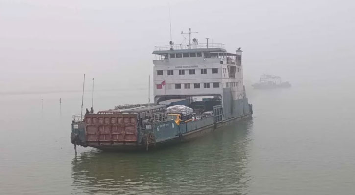 পাটুরিয়া-দৌলতদিয়া নৌপথে ফেরি চলাচল বন্ধ, মাঝ নদীতে আটকা দুই ফেরি