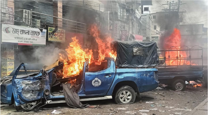 পুলিশের গাড়িতে আগুন