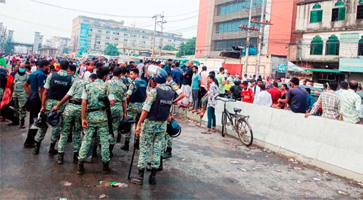 বকেয়া বেতনের দাবিতে মহাসড়ক অবরোধ