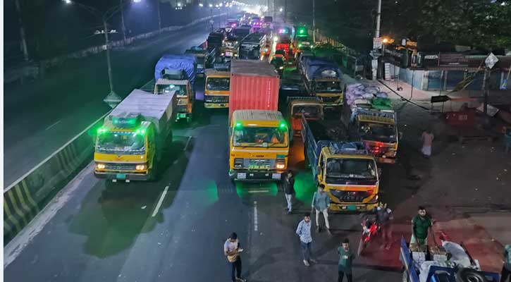 মধ্যরাতে জাবি শিক্ষার্থীদের মহাসড়ক অবরোধ