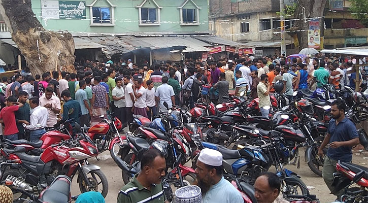 এমপি আনোয়ারুলের বাড়িতে নেতা-কর্মীদের ভিড়