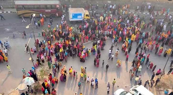 সড়ক দুর্ঘটনায় পোশাকশ্রমিক নিহত, বনানীতে সড়ক অবরোধ