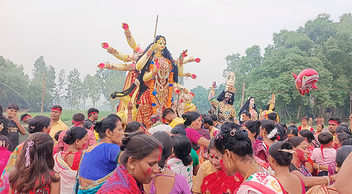 জমে উঠেছে শত বছরের দশমীর মেলা