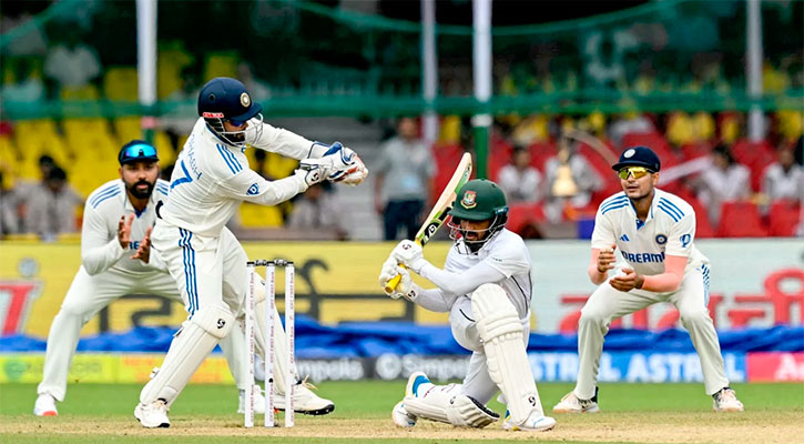 বৃষ্টিতে আগেভাগেই শেষ প্রথম দিনের খেলা