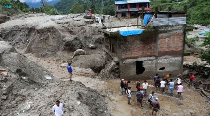 বৃষ্টিতে ভূমিধসে নদীতে দুই বাস, নিখোঁজ ৬৩