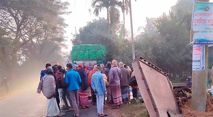 দাঁড়িয়ে থাকা করিমনে ট্রাকের ধাক্কা, নিহত ৩