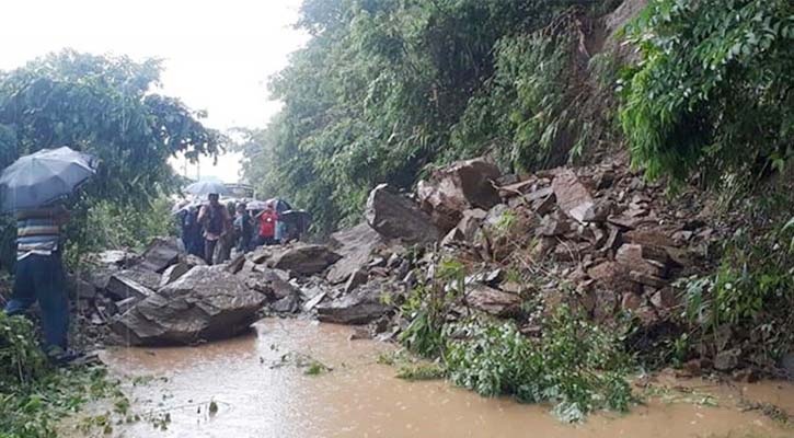 বান্দরবানে পাহাড় ধসে যান চলাচল বন্ধ