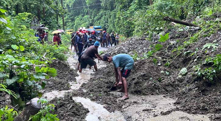 আলুটিলায় পাহাড় ধসে যান চলাচল বন্ধ