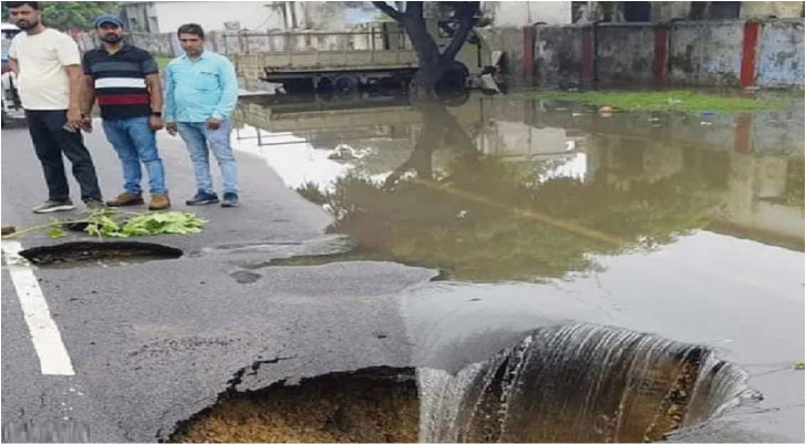 রামমন্দিরে ফাটলের পর এবার ‘রামপথে’ ধস