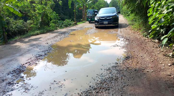 ফেনী-সোনাইমুড়ী আঞ্চলিক সড়কের বেহাল দশা