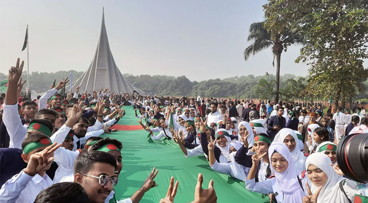 শহীদদের শ্রদ্ধা জানাতে স্মৃতিসৌধে মানুষের ঢল