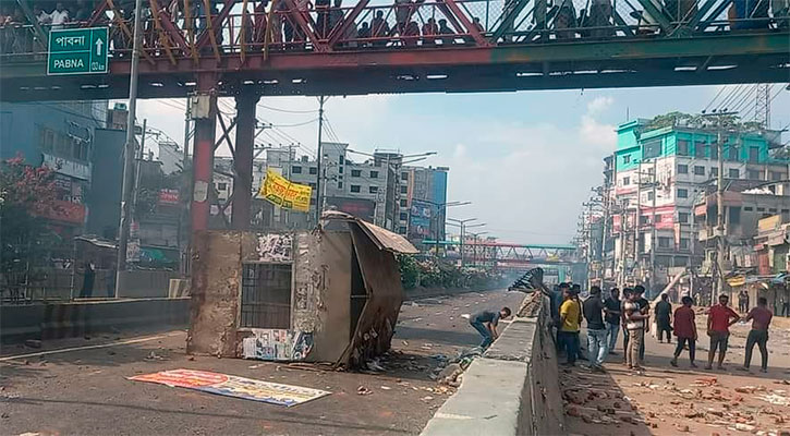 শিক্ষার্থী, পুলিশ ও ছাত্রলীগের ত্রিমুখী সংঘর্ষে রণক্ষেত্র সাভার