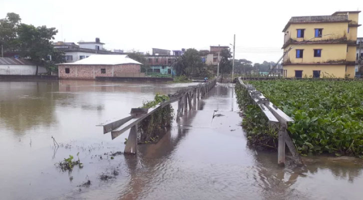 সড়ক ডুবে ভোগান্তিতে ৬ ইউনিয়ন